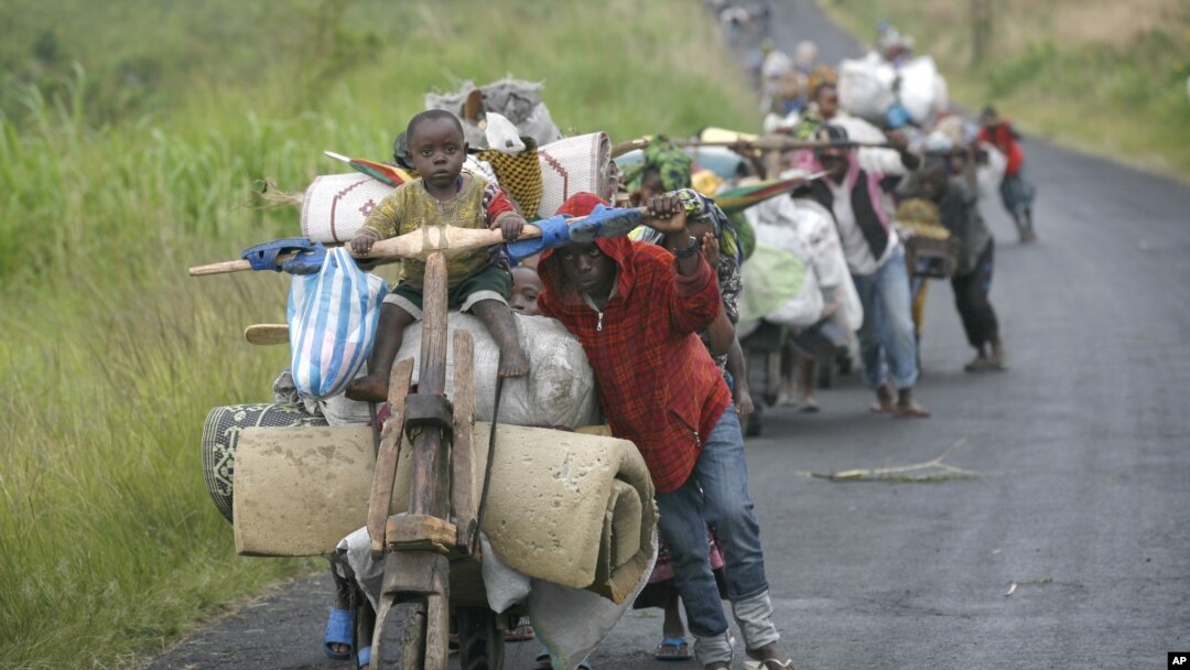 Congolese flee the eastern Congolese town of Sake, 27km west of Goma, Friday November 23, 2012. 