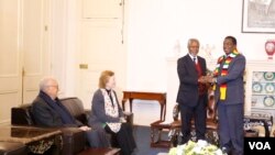 Former U.N. secretary general Kofi Annan with President Emmerson Mnangagwa at the State House in Harare while fellow members of “The Elders” group Mary Robinson, the former president of Ireland, and Lakhdar Brahimi, an Algerian career diplomat look on, July 20, 2018. (S. Mhofu/VOA)