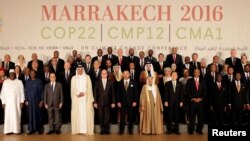 Les dirigeants du monde posent pour une photo de famille à la Conférence sur le climat COP22 à Marrakech, Marco, 15 novembre 2016.