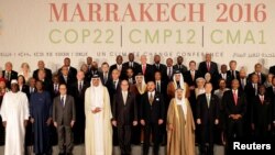 Les leaders mondiaux posent pour une photo à la COP22 à Marrakech, au Maroc, le 15 novembre 2016.