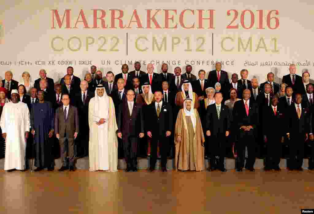عکس دست جمعی رهبران جهان در کنفرانس تغییرات اقلیمی سازمان ملل متحد در مراکش.