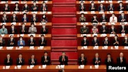 시진핑(앞줄 가운데) 중국 국가주석 등이 5일 베이징에서 진행된 전국인민대표대회(전인대) 개막 일정에서 박수하고 있다.