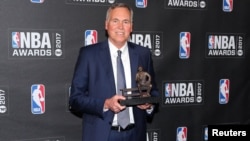 "Coach Mike D'Antoni" des Houston Rockets, entraineur de l'année 2017 de la NBA, le 26 juin 2017, New York, NY, USA. (Brad Penner-USA TODAY Sports)