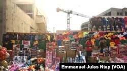Les jouets pour noël exposés à même le sol au marché central à Yaoundé, le 21 décembre 2020.