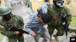 ARCHIVO - Soldados ecuatorianos detienen brevemente a un joven para verificar si tiene tatuajes relacionados con pandillas mientras patrullan en el sur de Quito, Ecuador, el viernes 12 de enero de 2024.