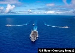 Tàu sân bay USS Carl Vinson và hai tàu khu trục hộ tống di chuyển trên Thái Bình Dương