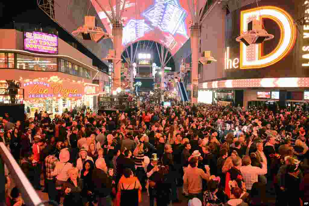 Crowds celebrate at midnight on New Year&#39;s 2014 at Fremont Street Experience in downtown Las Vegas, Nevada, Jan. 1, 2014. 