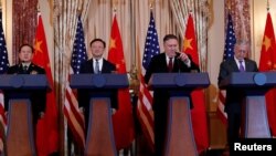 從左至右：中國國防部長魏鳳和、中共政治局委員楊潔篪、美國國務卿蓬佩奧和美國國防部長馬蒂斯在美國國務院舉行記者會。（2018年11月9日） 