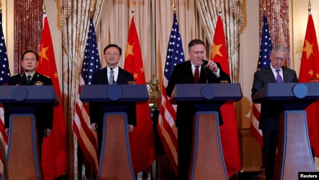 从左至右：中国国防部长魏凤和、中共政治局委员杨洁篪、美国国务卿蓬佩奥和美国国防部长马蒂斯在美国国务院举行记者会。（2018年11月9日）