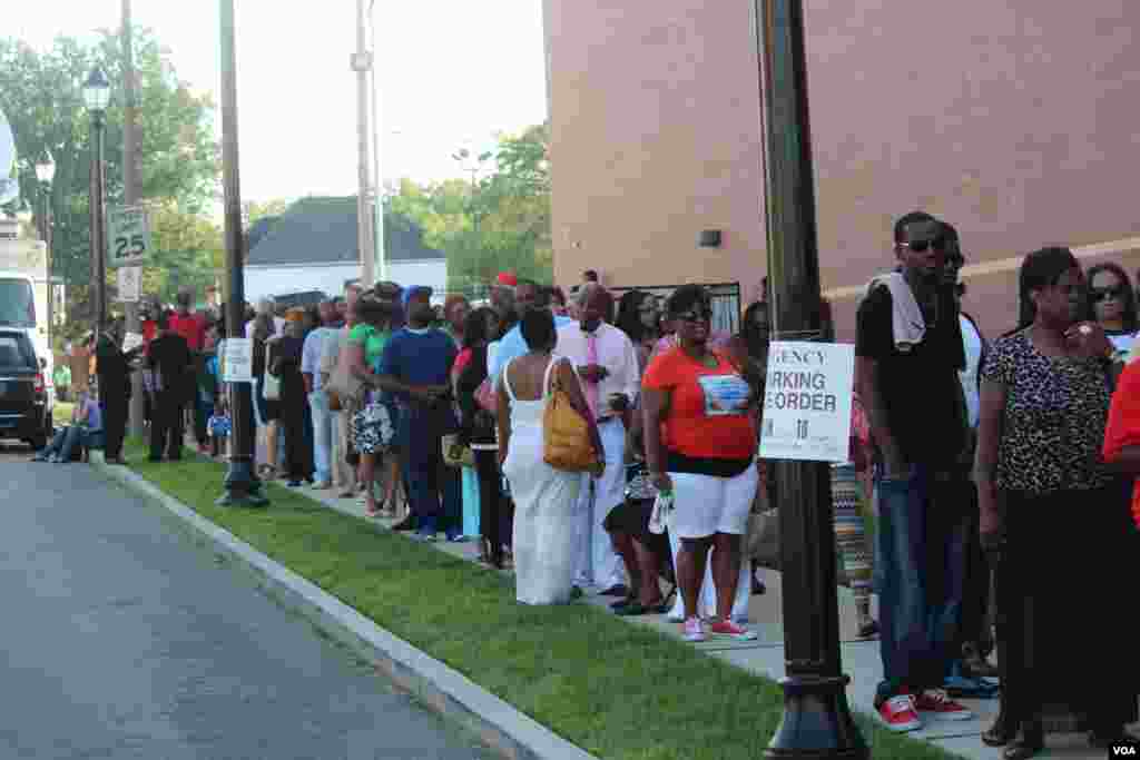 Cientos de personas esperando para tratar de obtener un asiento dentro de la iglesia, Friendly Temple Missionary Baptist Church, en St. Louis, Missouri, &nbsp;donde se dio el funeral de Michael Brown. [Foto: Alberto Pimienta, VOA]