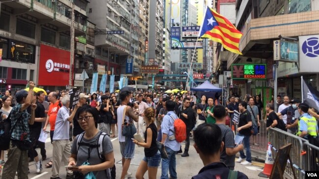 数以万计港人在“十一“中国国庆节当天走上街头，抗议来自北京和香港特区政府的威权打压。（2017年10月1日）