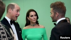 Pangeran William dan Puteri Catherina berbincang dengan mantan bintang sepak bola David Beckham hari Jumat (2/12) di Boston, di sela acara Penghargaan "Earthshot" untuk inovator lingkungan. 