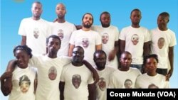 Activistas trajados com a camisa com referência a palhaço, Angola