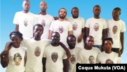 Activistas trajados com camisa com referência a palhaço, Angola