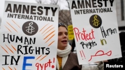 واشنگٹن میں مصر کے سفارت خانے کے سامنے ایمنسٹی انٹرنیشنل کا انسانی حقوق کی خلاف ورزیوں پر احتجاج۔ فائل فوٹو