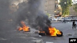 Lực lượng Giải phóng Syria đốt lốp xe chặn đường ở khu vực Jobar trong thủ đô Damascus, ngày 16/7/2012