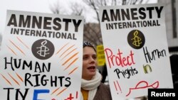 Seorang perempuan peserta unjuk rasa yang digelar Amnesty International di depan Kedutaan Besar Mesir di Washington, 1 Februari 2011. (Foto: Reuters)