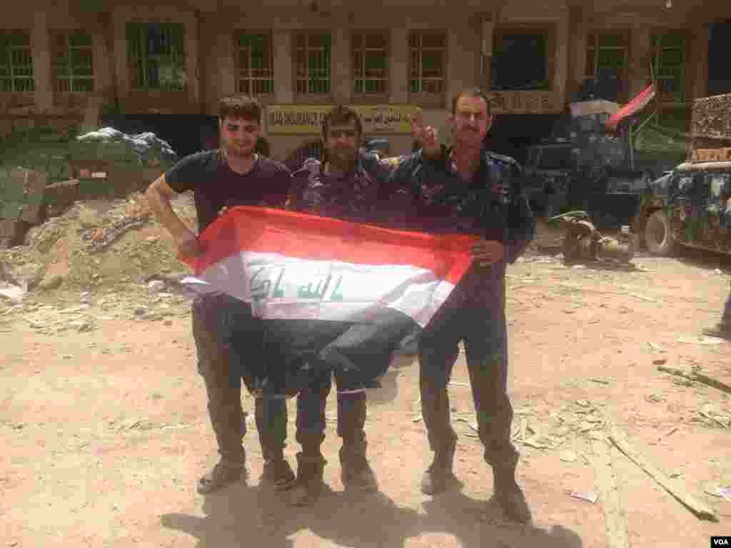 Iraqi troops celebrate in Old Town Mosul, Iraq, July 8, 2017. (K. Omer/VOA Kurdish)