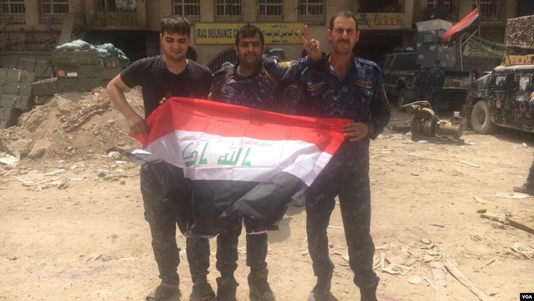 Pasukan Irak merayakan kemenangan mereka di Kota Tua Mosul, Irak, 8 Juli 2017 (K. Omer/VOA Kurdish)