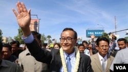 Lãnh tụ đối lập Sam Rainsy vẫy chào người ủng hộ tại Phnom Penh.