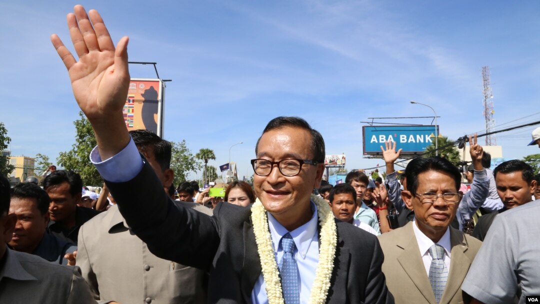 Lãnh tụ đối lập Sam Rainsy vẫy chào người ủng hộ tại Phnom Penh.