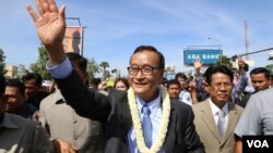 Tokoh oposisi Kamboja, Sam Rainsy (tengah) menolak pembicaraan dengan partai yang berkuasa pimpinan PM Hun Sen (foto: dok). 