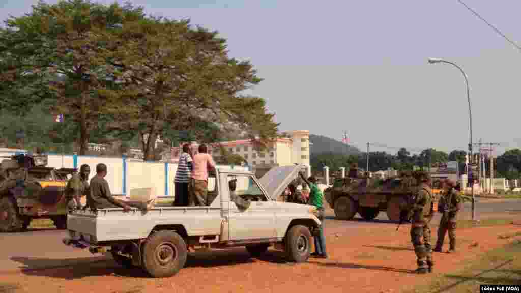 Checkpoint des soldats français en position à Bangui, République Centrafricaine. Décembre 22, 2013