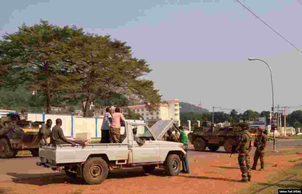 French soldiers stand guard at a checkpoint in Bangui, Central African Republic, Dec. 22, 2013. Idriss Fall/VOA