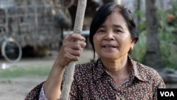 Sguon Samean, a former Trapaing Chan commune chief, was suspended from her position on March 20, 2017, after she changed party allegiance to stand for the opposition CNRP. (Sun Narin/VOA Khmer)