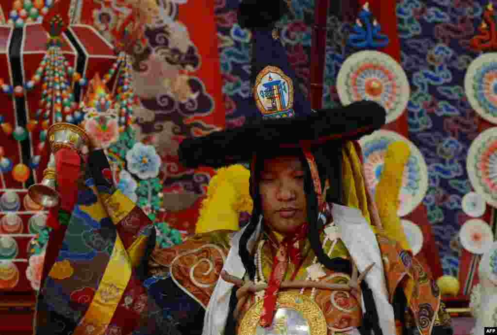 Tibet&#39;s third holiest man, the 17th Gyalwang Karmapa Ogyen Trinley Dorjee, performs a Vajra dance during the 31st Kagyu Monlam for World Peace in Bodhgaya. The Kagyu Monlam is an annual prayer festival in Bodhgaya. 