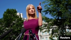 Penasihat Gedung Putih Kellyane Conway berbicara kepada para wartawan di Gedung Putih, Washington, 29 Mei 2019.
