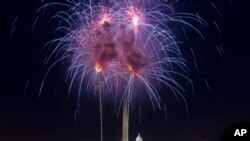 ARCHIVO- Fuegos artificiales sobre el Monumento a Lincoln, en Washington D.C. El presidente Donald Trump anunció una gala especial en el monumento este 4 de julio de 2019.