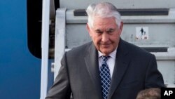 Menlu AS Rex Tillerson tiba di bandara Vnukovo, Moskow, Rusia, Selasa (11/4).