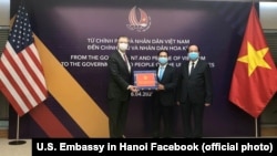 Tư liệu - Đại sứ Mỹ tại Việt Nam Daniel Kritenbrink nhận 200.000 chiếc khẩu trang từ Thứ trưởng Bộ Ngoại giao Việt Nam Bùi Thanh Sơn trao tặng, ngày 16 tháng 4, 2020.