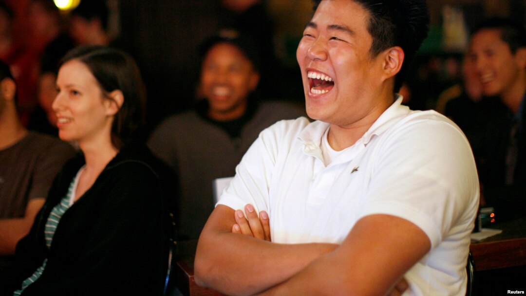 Seorang penonton tertawa saat menyaksikan pertunjukan komedi stand-up di klub komedi "The Comic Strip" di New York, 4 June 2008. (Foto: Reuters) 