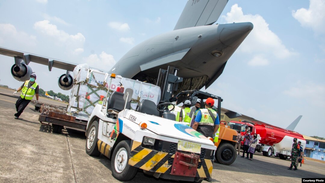 500 ventilator bantuan pemerintah AS tiba di bandara Halim Perdana Kusumah Jakarta, hari Minggu 30/8 (courtesy: Kedubes AS di Jakarta).