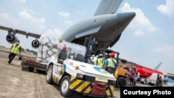 500 ventilator bantuan pemerintah AS tiba di bandara Halim Perdana Kusumah Jakarta, hari Minggu 30/8 (courtesy: Kedubes AS di Jakarta).