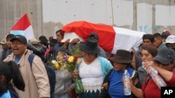 Familiares de un joven que murió durante las protestas en contra de la nueva presidenta de Perú, Dina Boluarte, cargan su ataúd hacia el cementerio en Andahuaylas, Perú, el lunes 12 de diciembre de 2022. 