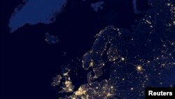 ARCHIVO- Vista nocturna de Europa y el norte de Africa tomada por el satélite Suomi National Polar Partnership (Suomi NPP) en 2012 y publicada por la NASA el 2-10-14.