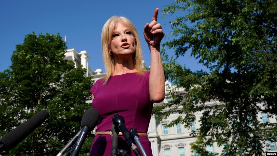 Penasihat Gedung Putih Kellyane Conway berbicara kepada para wartawan di Gedung Putih, Washington, 29 Mei 2019.
