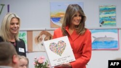 DNPN Melania Trump tới thăm các bênh nhân nhỏ tuổi của Viện Y Tế Quốc gia Hoa Kỳ (NIH) trong ngày Valentine ở Bethesda, Maryland AFP PHOTO / SAUL LOEB