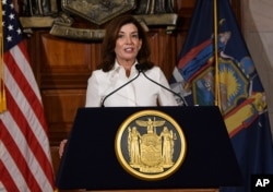 Gubernur New York Kathy Hochul berbicara kepada wartawan setelah upacara pengambilan sumpah, Selasa, 24 Agustus 2021, di Albany, New York. (Foto: AP/Hans Pennink)