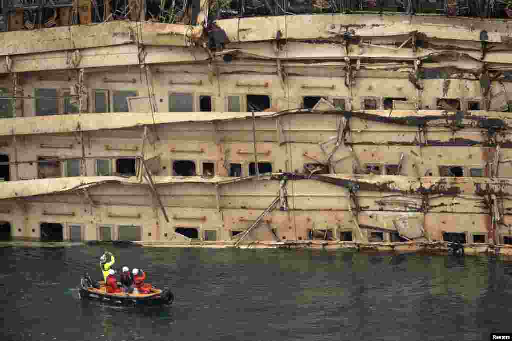 Một bên tàu du lịch Costa Concordia bị hư hại được nhìn thấy sau khi chiếc tàu được kéo trở lại vị trí thẳng bình thường sau hơn một năm trời lật nghiêng vì đụng phải đá ngầm gần đảo Giglio. 