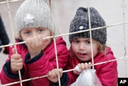 Syrian children wait to return to their country at the Turkish border crossing with Syria in the outskirts of Kilis, southeastern Turkey, Feb. 11, 2016.