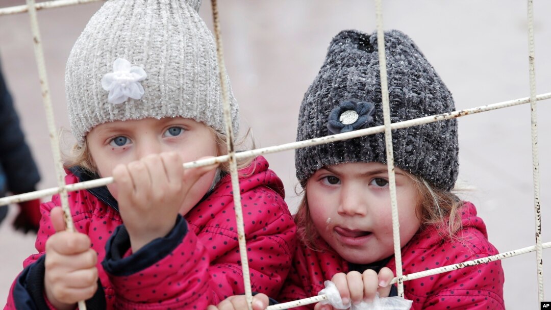 Anak-anak pengungsi Suriah menunggu kembali ke negaranya di perbatasan Turki dan Suriah di pinggiran Kilis, Turki tenggara (11/2). (AP/Lefteris Pitarakis)