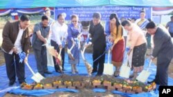 ໂຮງງານແຫ່ງທໍາອິດ ທີ່ຈະສ້າງຂຶ້ນໂດຍຜູ້ລົງທຶນລາວໃນເຂດເສດ
ຖະກິດພິເສດທ່າແຂກແດນຄໍາຂອງແຂວງຄໍາມ່ວນ ທີ່ເລີ້ມຕົ້ນກໍ່ສ້າງ ໃນເດືອນພະຈິກ 2011 ນີ້