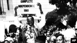 Mwalimu Nyerere akibebwa kusherehekea uhuru wa Tanzania Bara