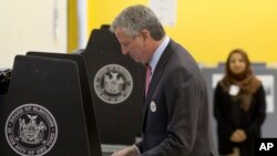 El alcalde de Nueva York, Bill de Blasio, vota en las primarias demócratas el martes, 12 de septiembre, de 2017, en Brooklyn, Nueva York.