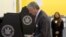 El alcalde de Nueva York, Bill de Blasio, vota en las primarias demócratas el martes, 12 de septiembre, de 2017, en Brooklyn, Nueva York.