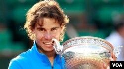 Rafael Nadal berpose bersama trofinya ketika menjuarai turnamen Grand Slam Perancis Terbuka Juni lalu. Nadal siap membela Spanyol dalam semifinal Piala Davis melawan Perancis.